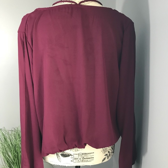 🎉HP🎉🆕🌸Laced up Open Shoulder Burgundy Top - Picture 7 of 8